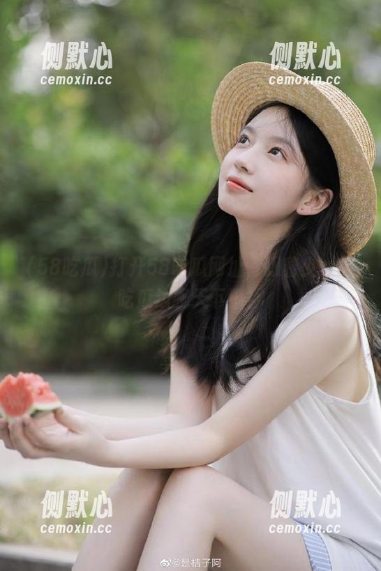 打开58吃瓜网址，跟着少女边吃瓜边聊天下事！