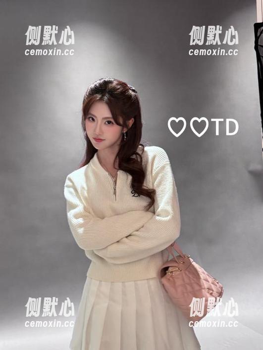 少女分享heiliao.su黑料正能量网页最热话题，吃瓜不停歇